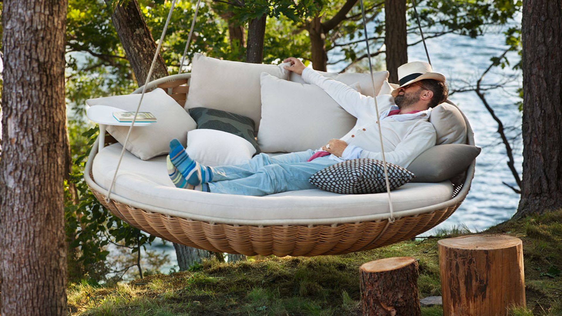Hanging on sale lounger bed